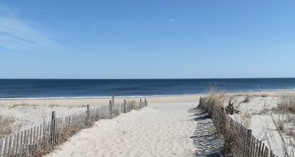 Cozy, renovated, coastal cottage in the middle of Dewey Beach! Prime location!