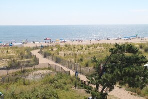 Beach - Cozy, renovated, coastal cottage in the middle of Dewey Beach! Prime location! (Dewey Beach)