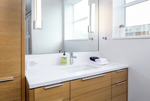 Combined shower/bathtub, hair dryer, towels, soap - The Sinclair: 201: Modern Urban Luxe: A NEW premium contemporary residence (Asheville)