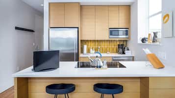 Geladeira, micro-ondas, fogão, cooktop