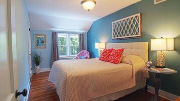 2 chambres, bureau, fer et planche Ă repasser, lit parapluie