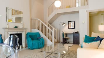 Una Smart TV, un reproductor de DVD, libros, una videoteca