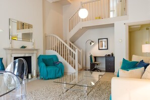 Smart-TV, DVD-spiller, bøker og filmbibliotek