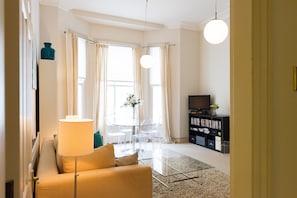 Smart-tv, dvd-spelare, böcker och ett filmbibliotek