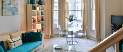 Una Smart TV, un reproductor de DVD, libros, una videoteca