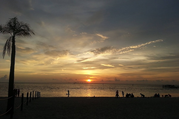 Nær stranden og solsenger