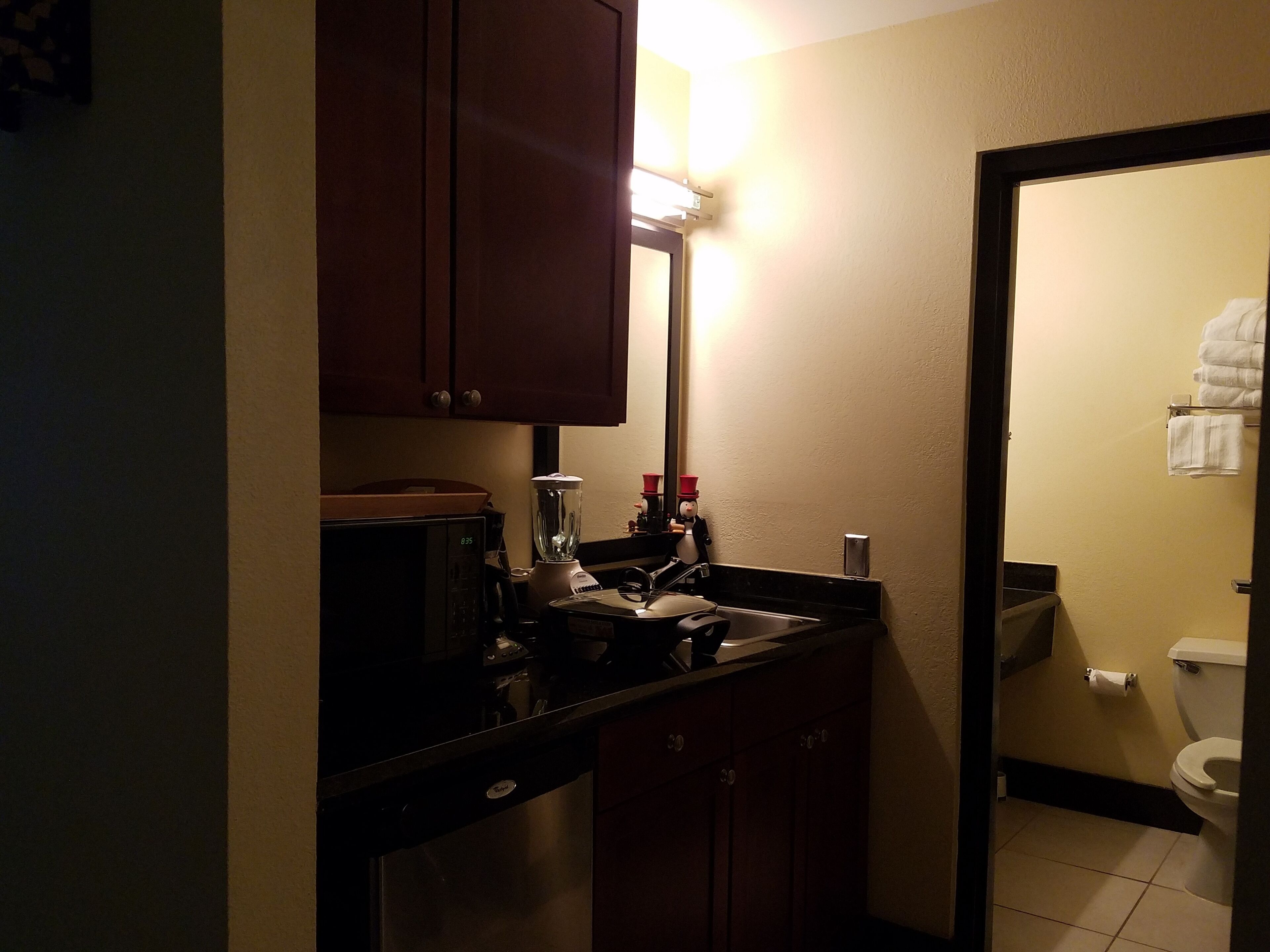 Réfrigérateur, micro-ondes, plaque de cuisson, cafetière/bouilloire