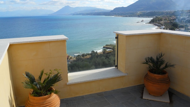 A balcony with two terracotta pots, a clear view of the sea and mountains, and a tiled floor. - Sperlinga kept - Il Campanile (Santa Flavia)