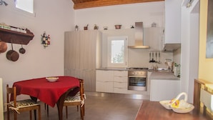 A modern kitchen with a dining area. - Sperlinga kept - Il Campanile (Santa Flavia)