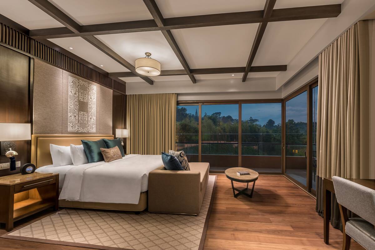Phòng Suite (Anya Veranda) | Bộ đồ giường cao cấp, chăn bông, nệm Select Comfort, minibar 