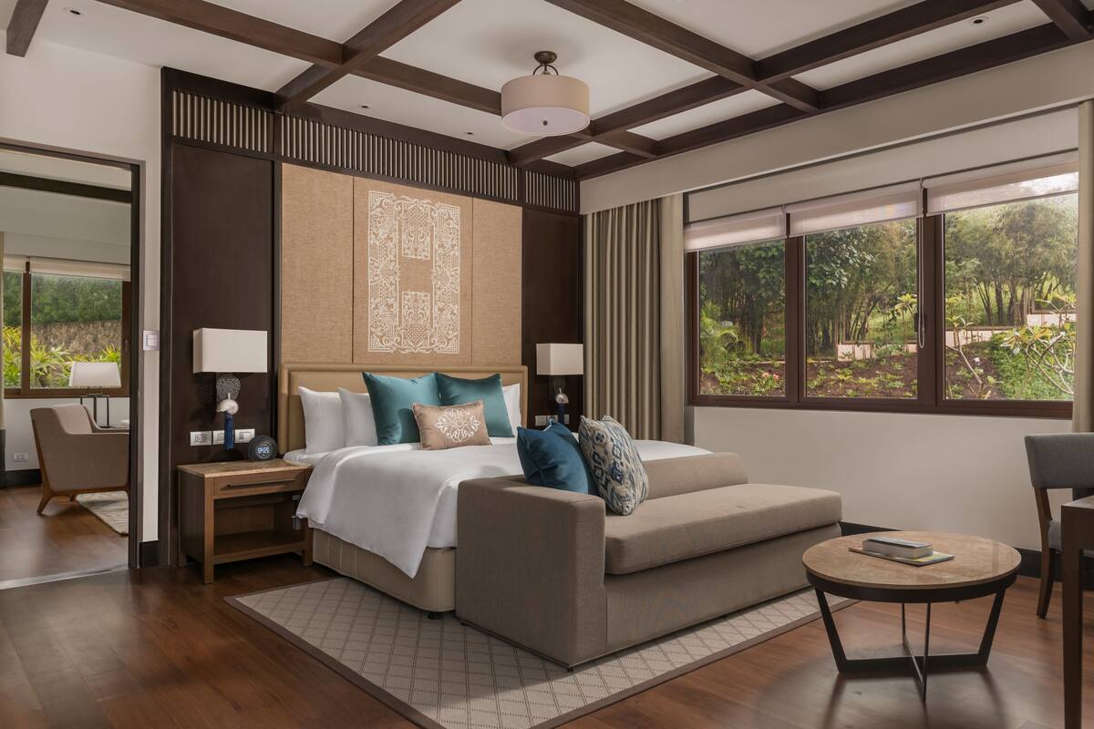 Phòng Suite (Anya Garden) | Bộ đồ giường cao cấp, chăn bông, nệm Select Comfort, minibar 