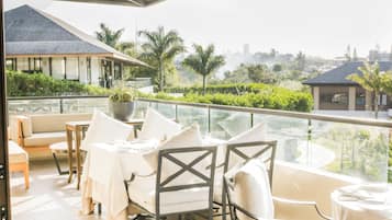 2 restaurantes; se sirven desayunos, almuerzos, cenas y cocina española