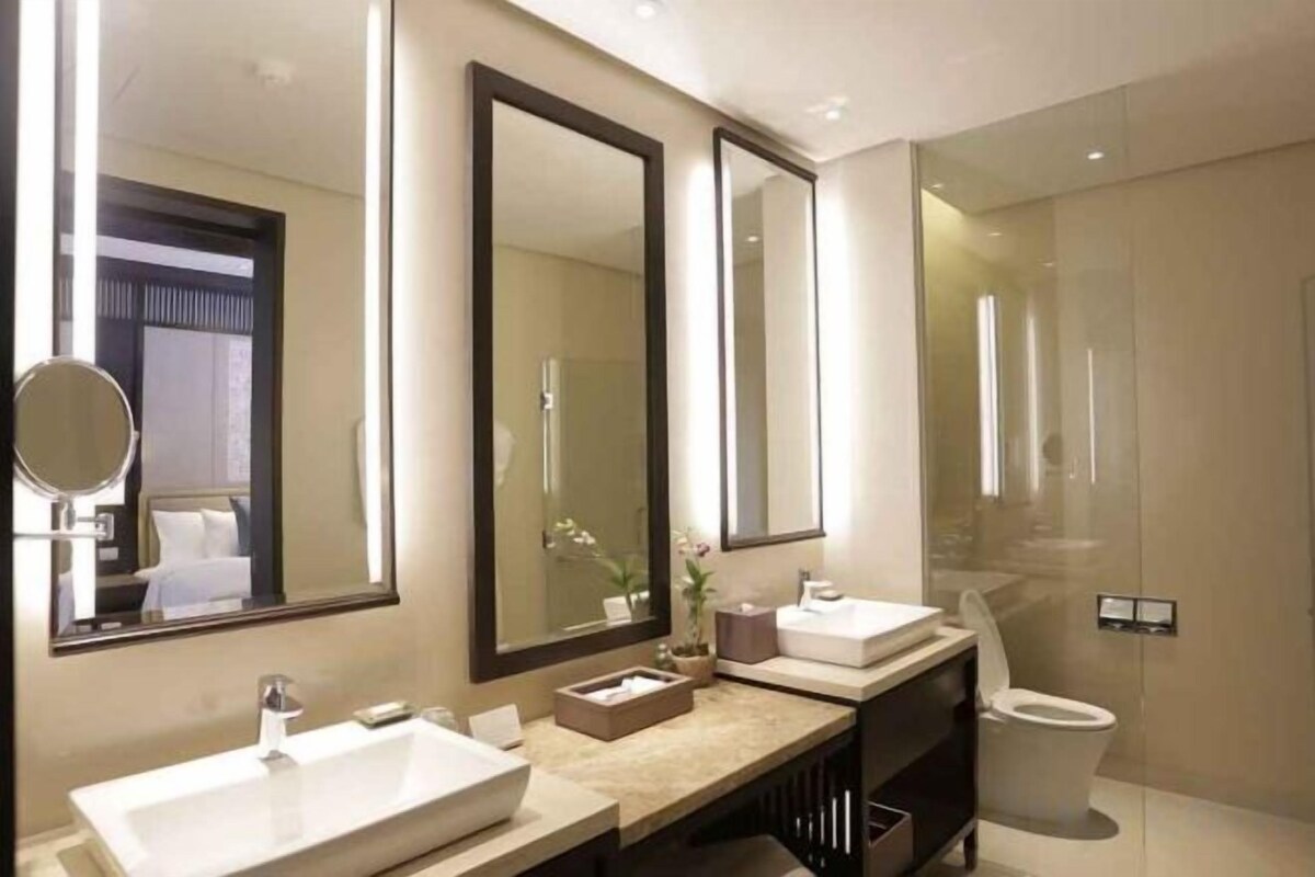Bathroom | Separate tub and shower, deep soaking tub, free toiletries, hair dryer