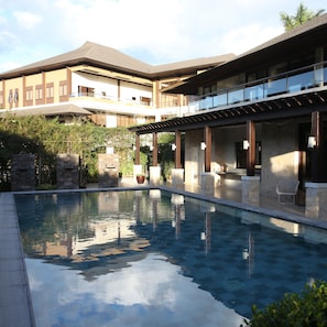 Piscina a l'aire lliure (horari: 07:00-19:00), para-sols i gandules