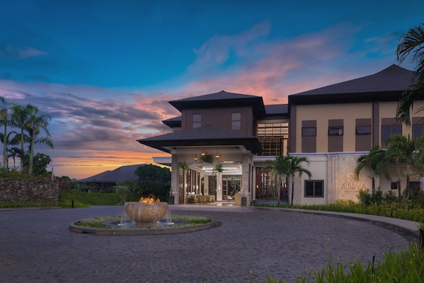 Vista frontal de la propiedad por la tarde o noche