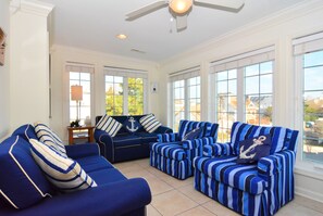 Een smart-tv, een open haard, een dvd-speler en boeken