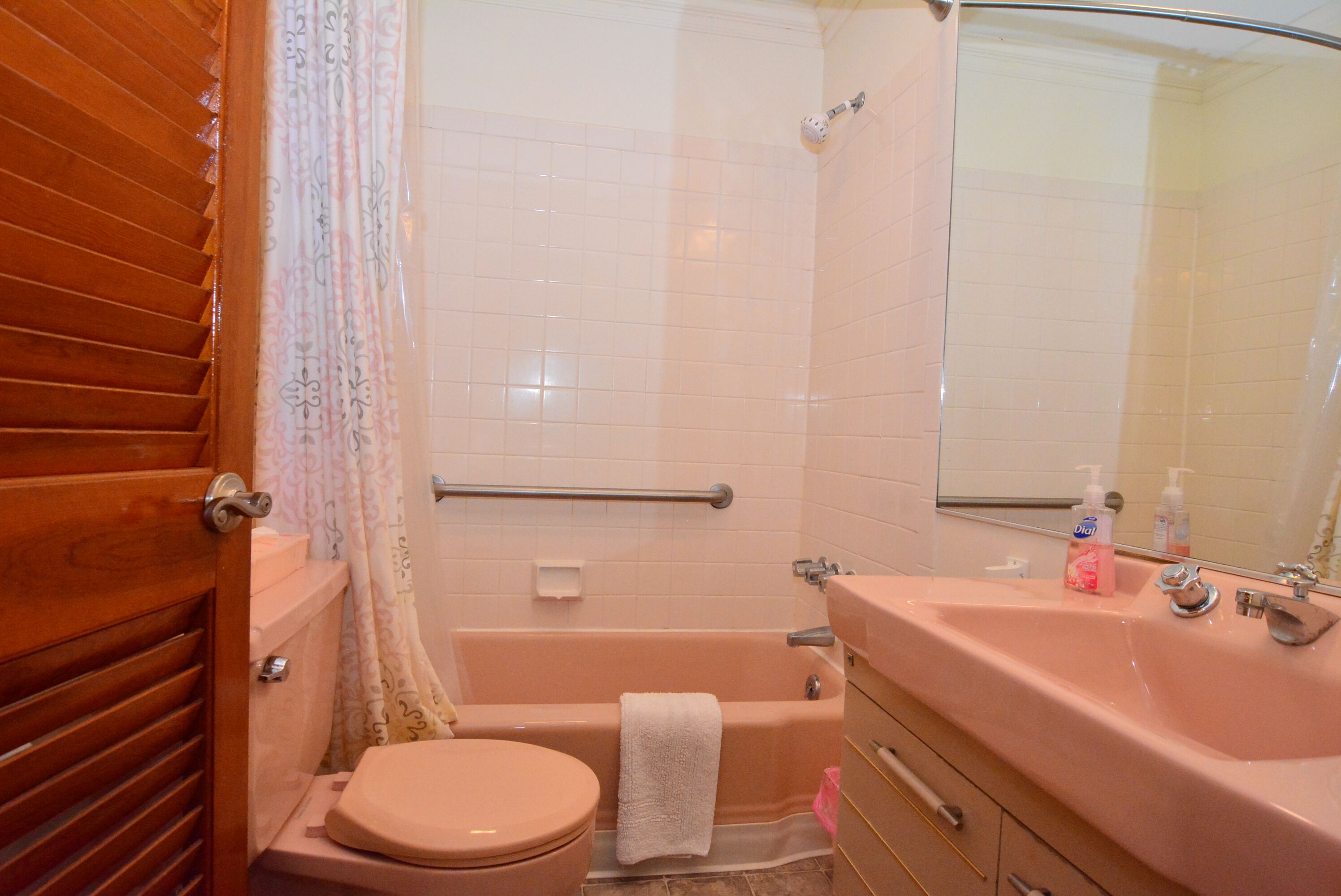 Ein Badezimmer mit Toilette, Badewanne und Waschbecken.
