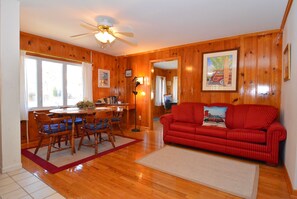 Een smart-tv, een open haard, een dvd-speler en boeken