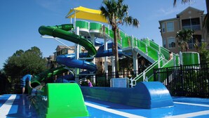 Parque acuático con varias toboganes y una zona de piscina.