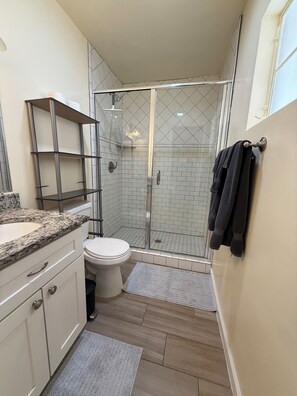 Combined shower/tub, hair dryer, towels - Beautifully Charming Redbrick Home (Phoenix)