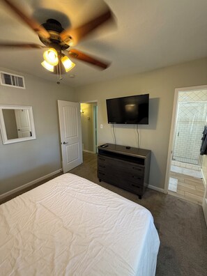 2 bedrooms, desk, iron/ironing board, WiFi - Beautifully Charming Redbrick Home (Phoenix)