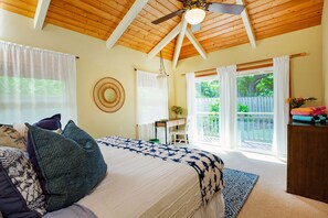 4 soverom, skrivebord, strykejern/-brett og reiseseng for barn