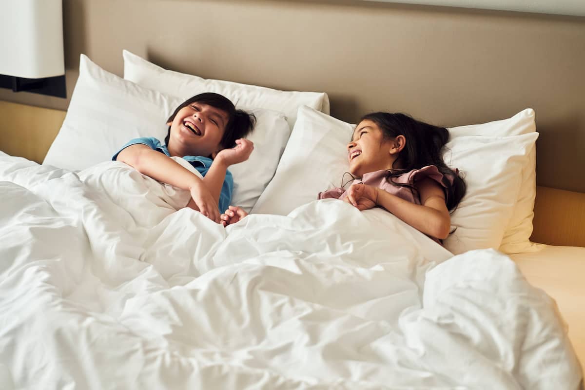 1 King Bed, Standard Room, Stay 2 Nights Pay 10% Off | Minibar, safe på rommet, skrivebord og strykejern/-brett