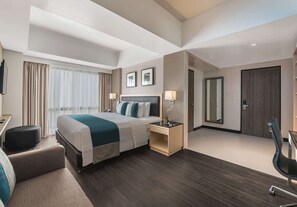 Premier-huone | Minibaari, tallelokero huoneessa, työpöytä, silitysrauta/-lauta