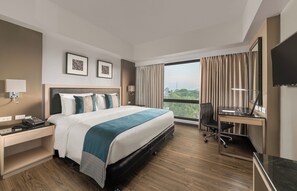 2 Single Beds, Standard Room | Minibar, safe på rommet, skrivebord og strykejern/-brett