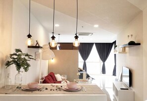 Studio | Makan di kamar