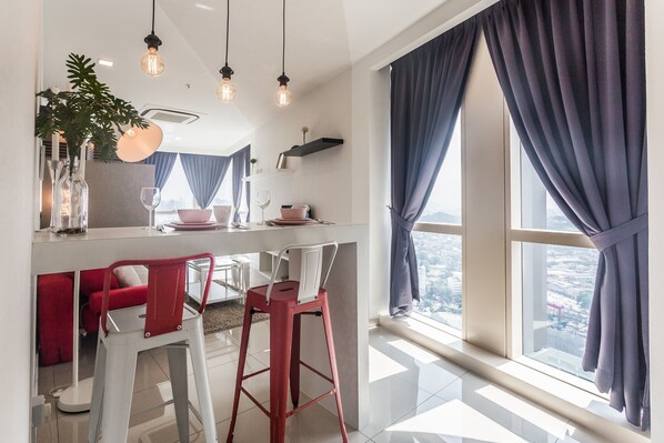 Studio | Makan di kamar