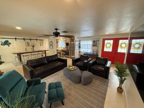 Smart-tv, een dvd-speler, boeken en een stereo