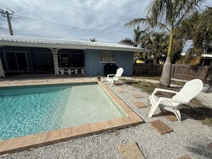 Una piscina al aire libre, una piscina climatizada