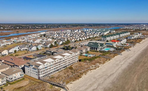 Oceanside/Private Beach Walkway no streets to cross-Sleeps 14, Upscale, Pool