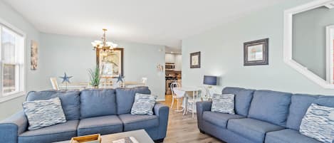 Una Smart TV, un reproductor de DVD, libros, un reproductor estéreo