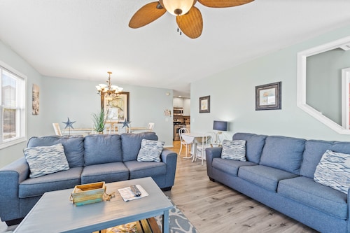 Oceanside/Private Beach Walkway no streets to cross-Sleeps 14, Upscale, Pool