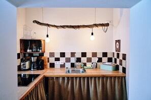 Mikrobølgeovn, kokeplater, oppvaskmaskin og kaffetrakter/tekoker