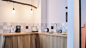 Micro-ondes, plaque de cuisson, lave-vaisselle, cafetière/bouilloire