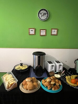 Free daily buffet breakfast  - Hostel Lagares (Mendoza)