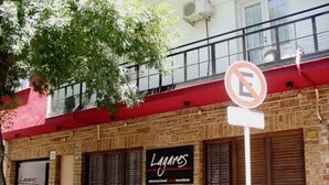 A building with a sign that reads "Laguero's international". - Hostel Lagares (Mendoza)