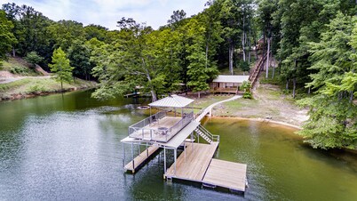 Smith Lake ,Off I65,Sleeps 25, Rocket Fiber Internet!  Deep Water, Pets Ok. 