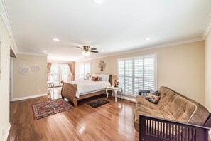 6 bedrooms, desk, iron/ironing board, free WiFi