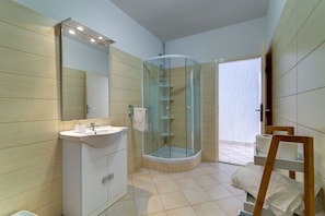 Dusche, Haartrockner, Handtücher, Toilettenpapier