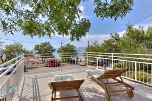Property grounds - Spacious apt with terrace and beautiful sea view (Senj)