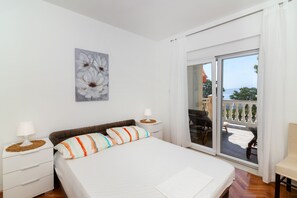 3 bedrooms, free WiFi, bed sheets - Spacious apt with terrace and beautiful sea view (Senj)