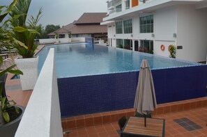 Piscine couverte, 2 piscines extérieures