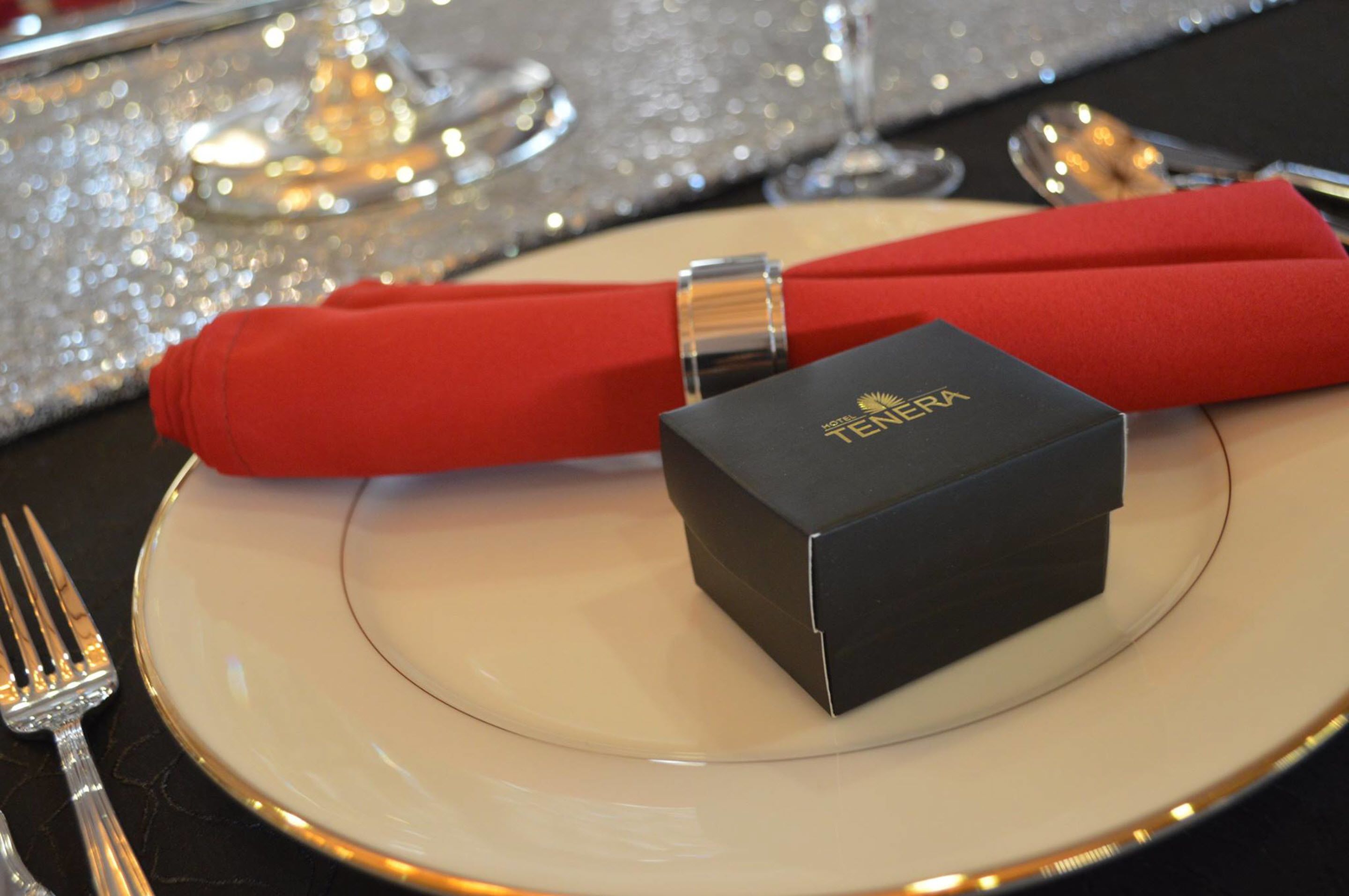 2 restaurants, breakfast, lunch, dinner served; international cuisine