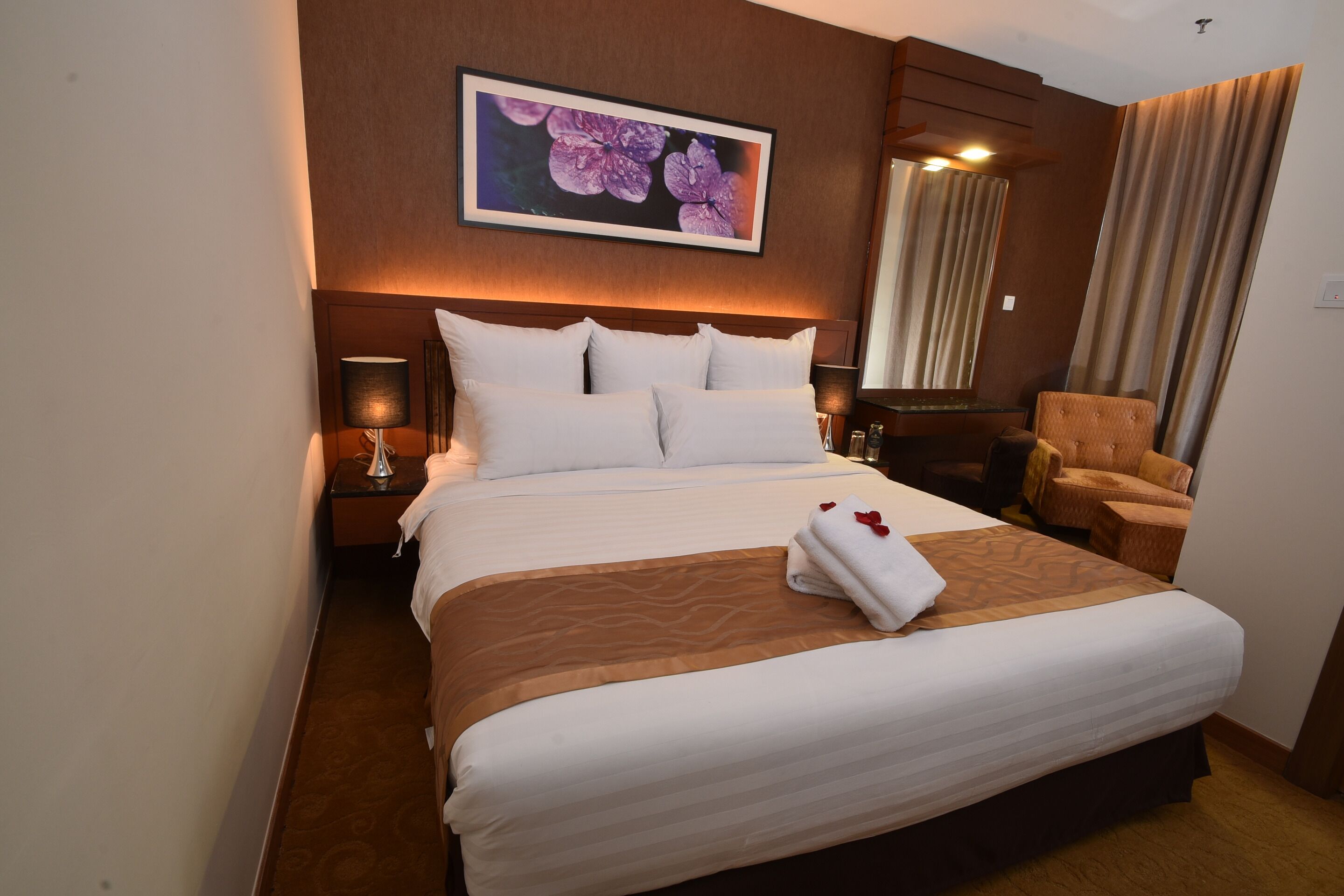 two bedroom apartment king | minibar, in-room safe, desk, soundproofing