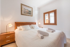 2 bedrooms, iron/ironing board, free WiFi, bed sheets