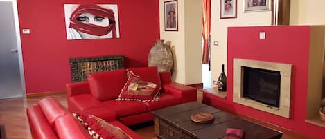 TV, fireplace